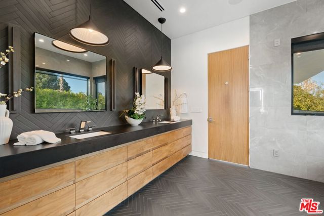 14812 Morrison Street, Sherman Oaks CA: https://media.crmls.org/mediaz/9652955b-40cc-4db0-95ad-f07f85bff813.jpg