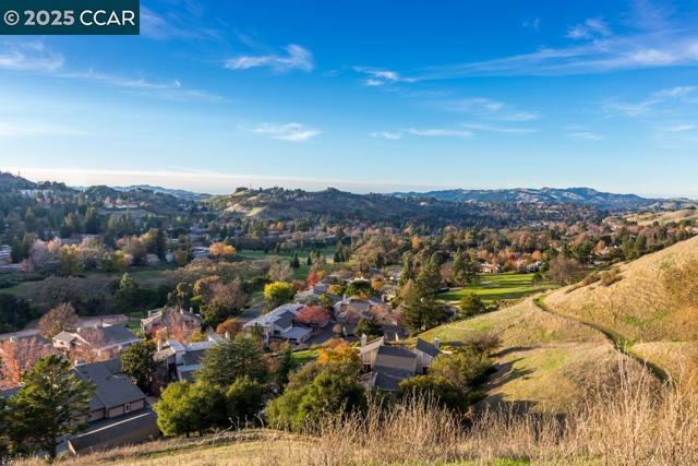 3520 Rossmoor Parkway, Walnut Creek CA: https://media.crmls.org/mediaz/9652e534-2ed3-41b4-8a9f-58bb0860a611.jpg