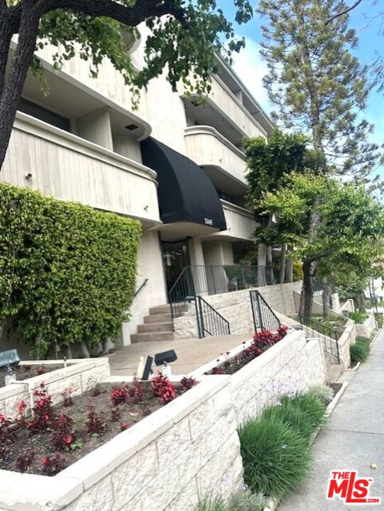 Drew Fenton | 11645 Montana Avenue Los Angeles CA | MLS: 7167122