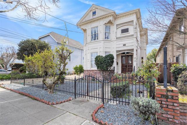 2120 Encinal, Alameda CA: https://media.crmls.org/mediaz/965449d0-9a6a-486a-9a91-6e3aa30ba73b.jpg
