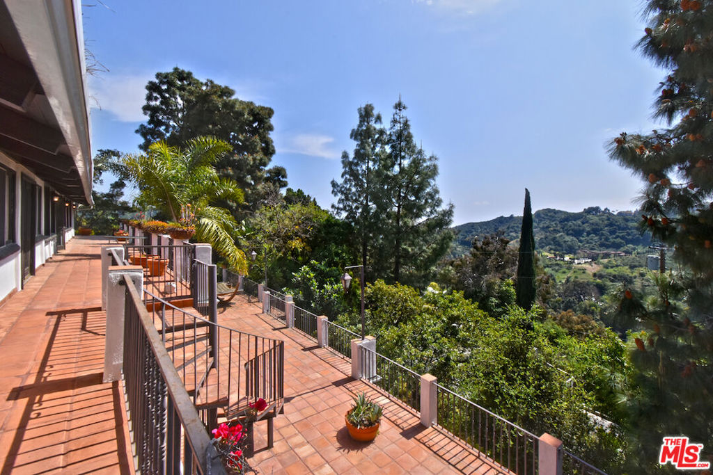 2901 Benedict Canyon Drive