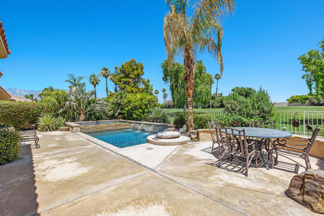 99 Kavenish Drive, Rancho Mirage CA: https://media.crmls.org/mediaz/9655d53f-3de4-4b30-a7ff-39763b7c405a.jpg