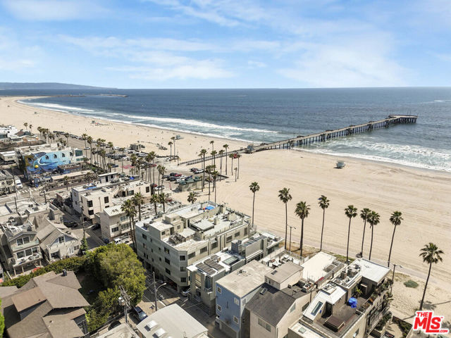 2911 Ocean Front Walk, Venice CA: https://media.crmls.org/mediaz/9656254a-7551-4085-b6b6-0d9a66df9ba1.jpg