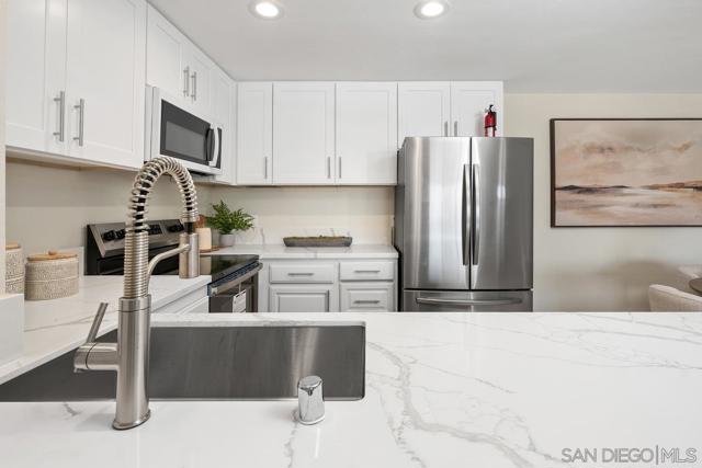 1855 Diamond St, San Diego CA: https://media.crmls.org/mediaz/9656c5b8-9593-4a07-b654-ab5829eba11e.jpg