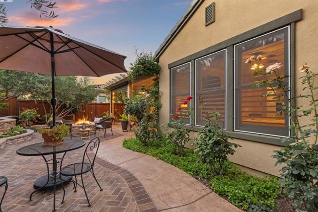 1748 Veneto Ln, Brentwood CA: https://media.crmls.org/mediaz/9656ff1e-0dcc-41e9-88d1-24095f8a4ea1.jpg