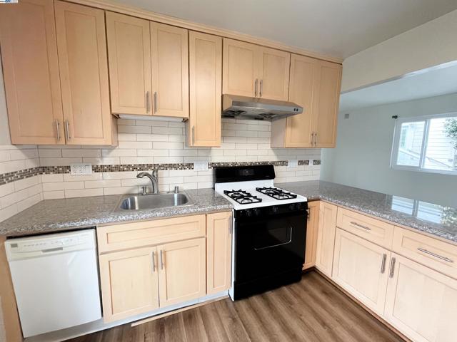 2120 Encinal Ave, Alameda CA: https://media.crmls.org/mediaz/9657e2ae-8ccf-4480-8a9f-8314e28c6c6e.jpg