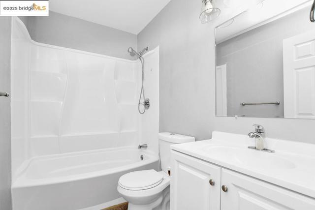 2740 14Th St, San Pablo CA: https://media.crmls.org/mediaz/965a52f3-1c55-4e8e-b850-500b817304a1.jpg