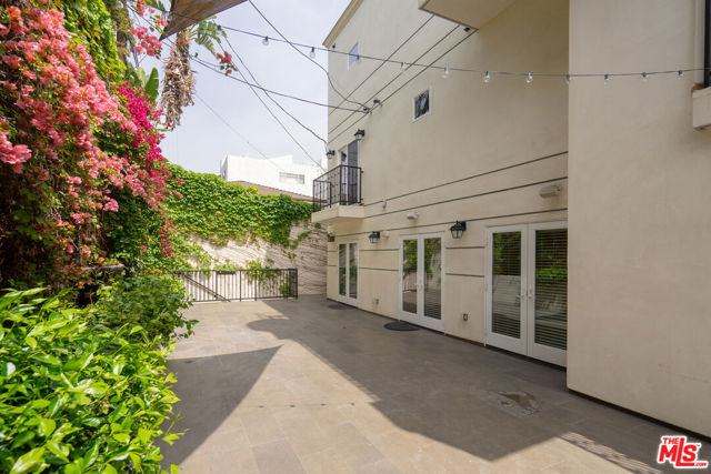 1529 S BEVERLY Drive, Los Angeles CA: https://media.crmls.org/mediaz/965a8088-53cd-455d-ad76-110bc9468ce5.jpg