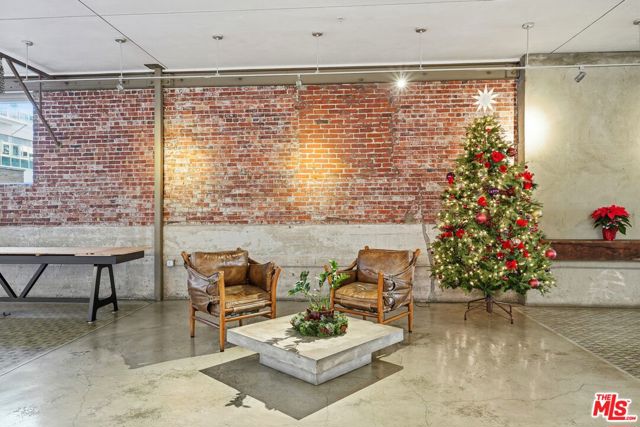 530 S Hewitt Street, Los Angeles CA: https://media.crmls.org/mediaz/965c57ab-5699-4ed4-9b30-711718540310.jpg