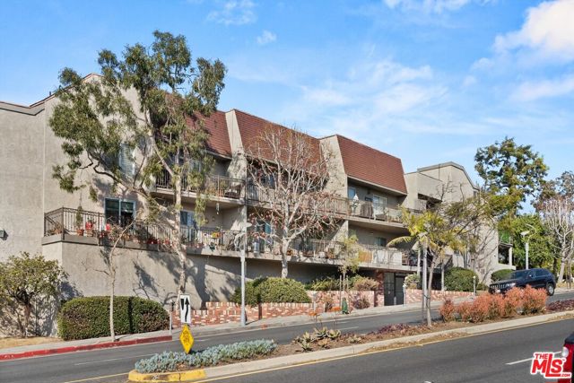 1125 Pico Boulevard, Santa Monica CA: https://media.crmls.org/mediaz/965d5f71-e33d-40fa-aee7-c0e445f78638.jpg