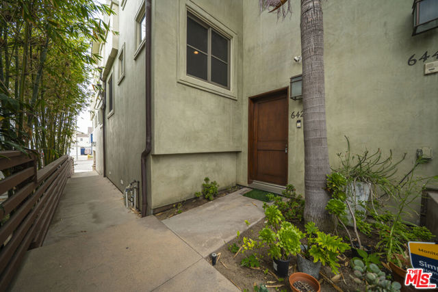 642 Hermosa Avenue, Hermosa Beach CA: https://media.crmls.org/mediaz/965d7cb0-b2a1-4b75-a788-c38c78eb301b.jpg
