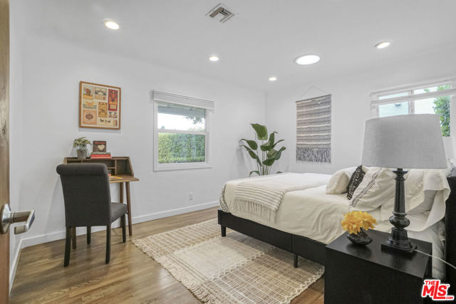 2926 Urban Avenue, Santa Monica CA: https://media.crmls.org/mediaz/965ef9ba-ff92-457d-ba32-33ecefef6744.jpg
