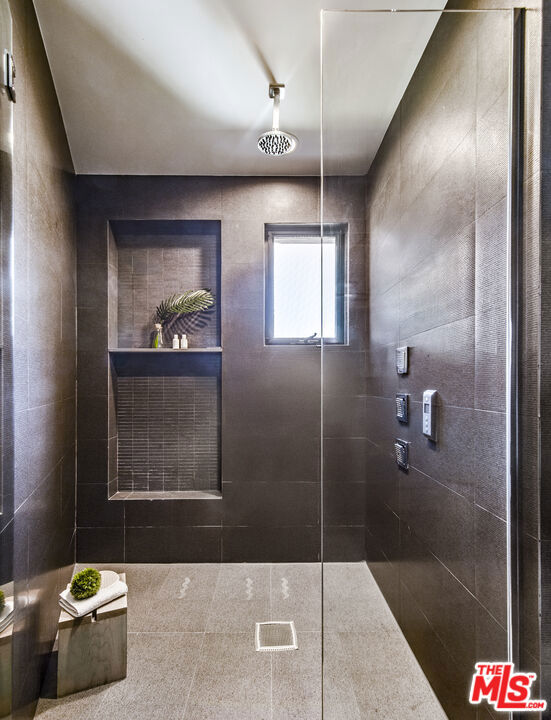 9852 San Circle, Beverly Hills CA: https://media.crmls.org/mediaz/965f0f92-e9f8-4461-bcfc-d9f8116e9a91.jpg
