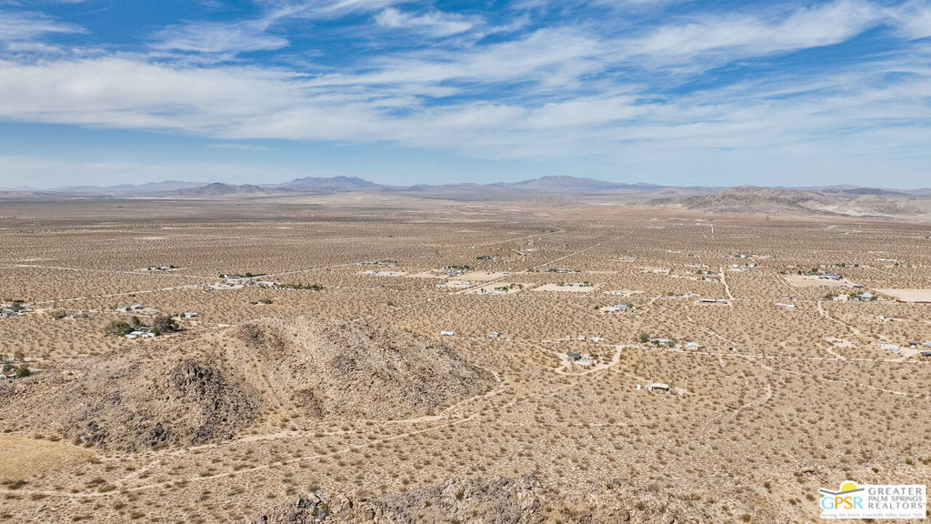 https://media.crmls.org/mediaz/965f6c3c-7d99-43cb-ae09-a1bcced1d645.jpg?preset=X-Large