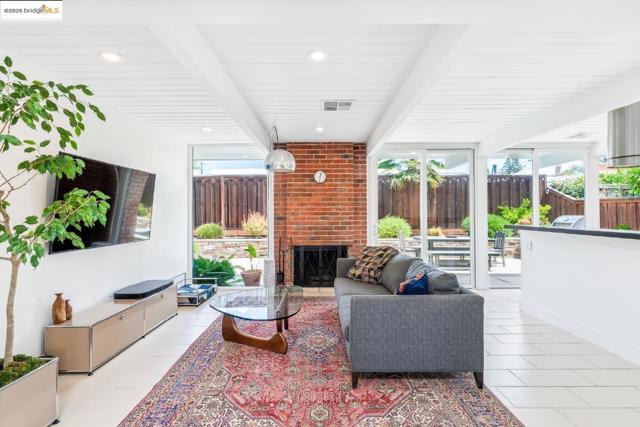 4003 Santa Fe CT, Concord CA: https://media.crmls.org/mediaz/965ffbdf-88a8-4f2c-baa1-86db39f8c688.jpg
