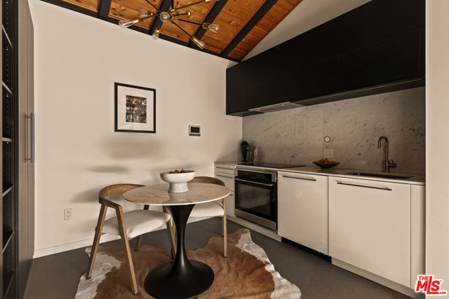 6607 Maryland Drive, Los Angeles CA: https://media.crmls.org/mediaz/96601c4e-48e1-4b4c-a536-1cf5b0c5190d.jpg