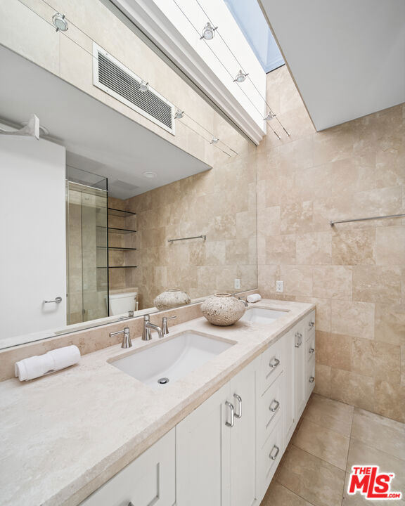 26814 Malibu Cove Colony Drive, Malibu CA: https://media.crmls.org/mediaz/96605f5b-07c8-4e6d-b915-9cec9d566b88.jpg