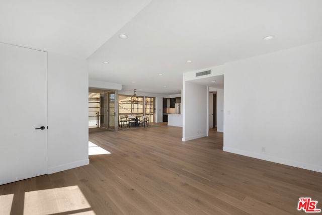 515 Ocean Avenue, Santa Monica CA: https://media.crmls.org/mediaz/9660fefb-e1d6-480c-b1dd-273c73a69a04.jpg