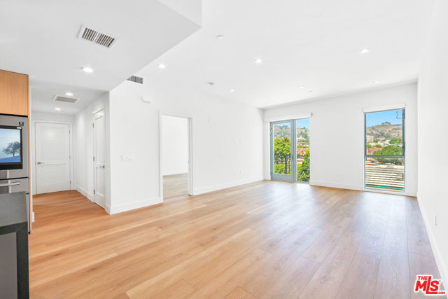 1001 N FAIRFAX Avenue, West Hollywood CA: https://media.crmls.org/mediaz/9661d80b-4e9f-402d-a34c-459829d5337c.jpg
