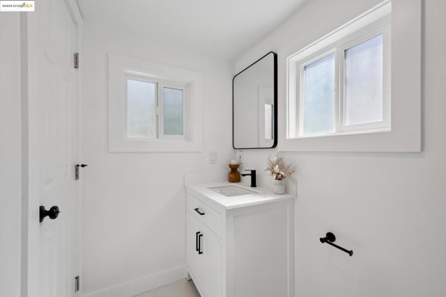 3116 Harrison St, Oakland CA: https://media.crmls.org/mediaz/9661e9af-479d-440a-915b-d0909511eb2e.jpg