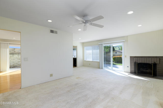 2202 Park Place, Thousand Oaks CA: https://media.crmls.org/mediaz/9662c6f7-9c8a-4a20-aeed-24380d747963.jpg