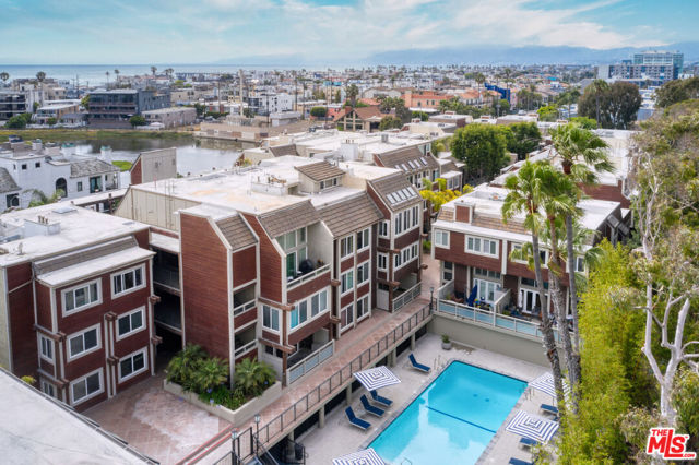 4250 Via Dolce, Marina del Rey CA: https://media.crmls.org/mediaz/96630697-98ac-4fd0-b9cf-686708cca825.jpg
