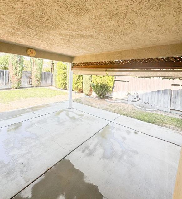 1046 Santa Barbara Street, Los Banos CA: https://media.crmls.org/mediaz/96632d50-1f48-4eb2-96f1-af9d509f9fe0.jpg