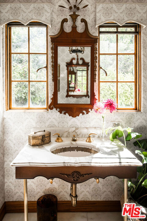 https://media.crmls.org/mediaz/9663916f-45c0-4f0a-8766-6a4da23dd716.jpg?preset=X-Large