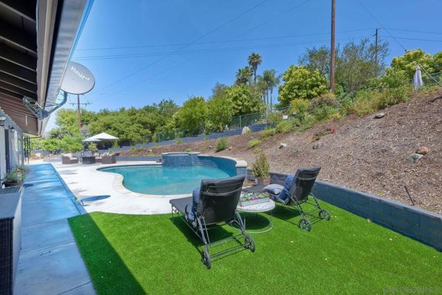 660 Via Rancho Pkwy, Escondido CA: https://media.crmls.org/mediaz/966556e7-53f8-4ea6-9754-aa9d7f1f1283.jpg