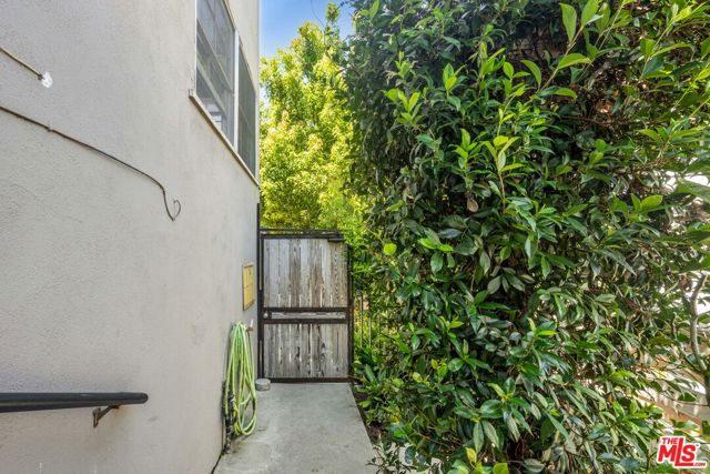 422 S Coronado Street, Los Angeles CA: https://media.crmls.org/mediaz/9666a6af-1c9e-4404-9d4d-8b709ff6445a.jpg