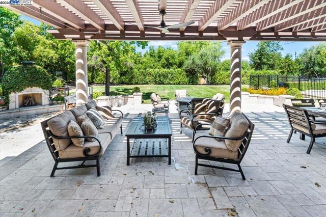 1137 Via Di Salerno, Pleasanton CA: https://media.crmls.org/mediaz/9666c1d9-4e60-4531-9902-85cd87656592.jpg