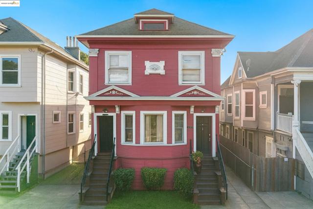 553 34Th St, Oakland CA: https://media.crmls.org/mediaz/9667e524-4e00-4a97-a7b1-f0a4d5e7aa64.jpg