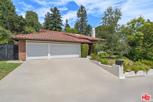 10411 Windtree Drive, Bel Air CA: https://media.crmls.org/mediaz/96686cbe-6a2d-4f27-91fb-9b576f184066.jpg