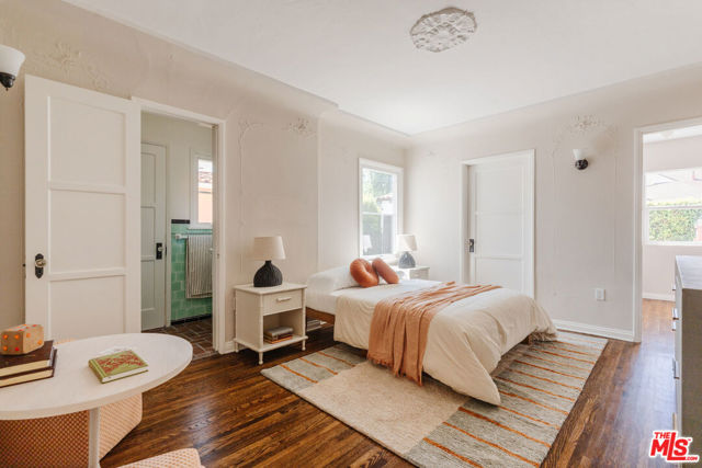 3975 Sutro Avenue, Los Angeles CA: https://media.crmls.org/mediaz/9668de36-76e1-4595-89b6-7aedf8176998.jpg