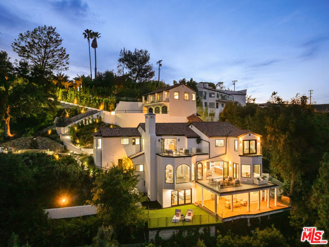 1648 Summitridge, Beverly Hills CA: https://media.crmls.org/mediaz/966a053f-757e-4774-9135-61996d01b119.jpg