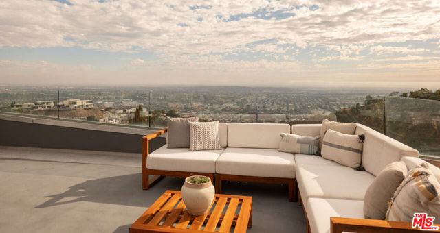 2158 Sunset Plaza Drive, Los Angeles CA: https://media.crmls.org/mediaz/966a14af-35cc-4c84-95cc-2ee17553fef8.jpg