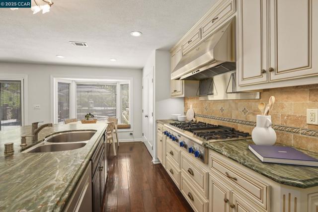 219 Nottingham Pl, Danville CA: https://media.crmls.org/mediaz/966a5acf-047f-4ae6-94da-bf7b569d53ac.jpg