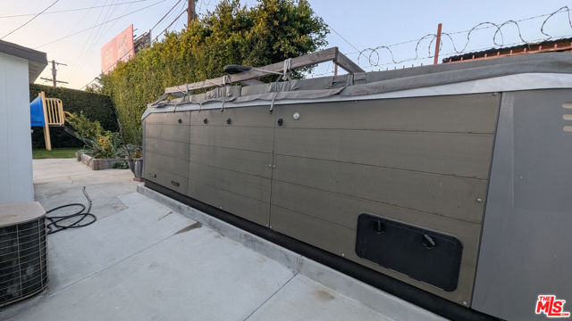 4925 W 20th Street, Los Angeles CA: https://media.crmls.org/mediaz/966b5470-5d74-4c89-93a4-fef38bfb3f46.jpg