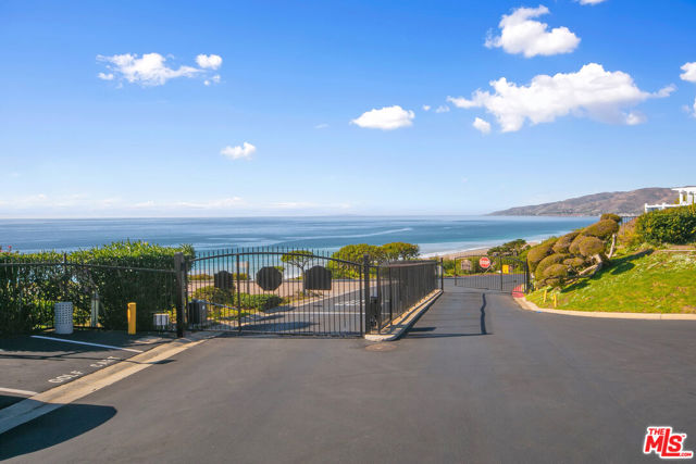 6789 Seawatch Lane, Malibu CA: https://media.crmls.org/mediaz/966b7b75-fd69-44e4-a073-6c4f86c407d0.jpg