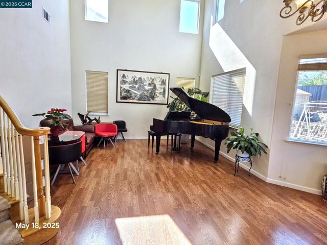 881 Meadow View Dr, Richmond CA: https://media.crmls.org/mediaz/966be072-dc42-4761-bbe9-12701d03298e.jpg