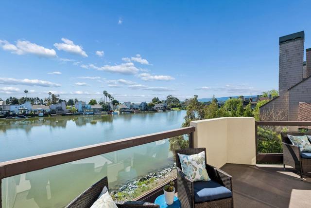 234 Shorebird Circle, Redwood City CA: https://media.crmls.org/mediaz/966c1ed6-3db9-4958-92e0-50435212ffd8.jpg