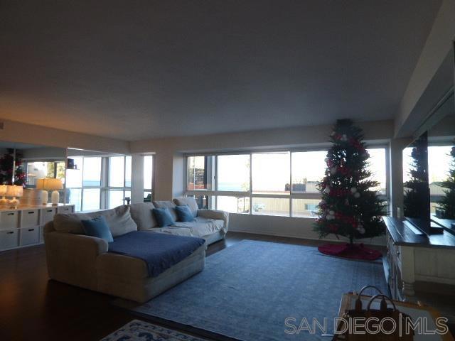 939 Coast Blvd, La Jolla CA: https://media.crmls.org/mediaz/966cad03-d31a-4169-bf81-13273fc1b32e.jpg