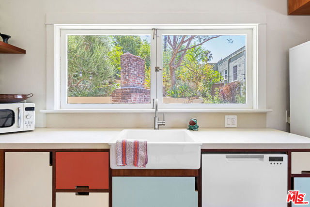 6196 Oak Crest Way, Los Angeles CA: https://media.crmls.org/mediaz/966cc4cf-3543-4aa3-b0de-54249d7f92c4.jpg