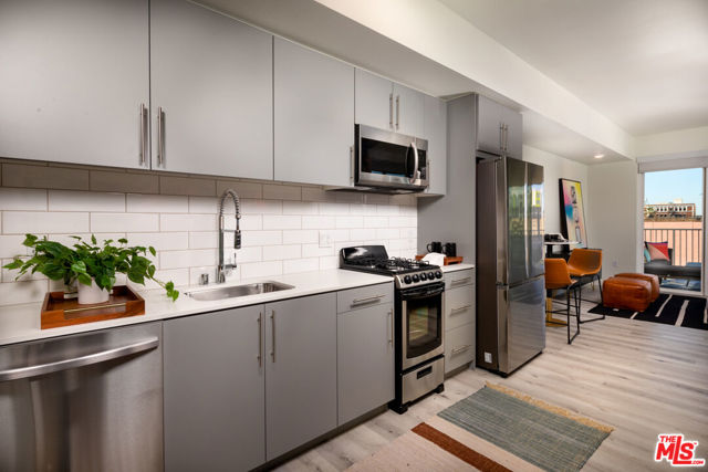 750 S Oxford Avenue, Los Angeles CA: https://media.crmls.org/mediaz/966cfa22-ea99-4249-9dbe-9f47f11c98bf.jpg