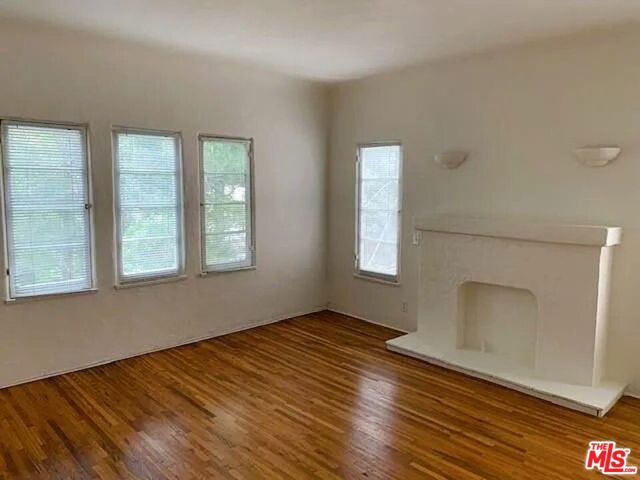 123 N Swall Drive, Los Angeles CA: https://media.crmls.org/mediaz/966da444-5739-4f98-bbe5-eec25e545cdf.jpg