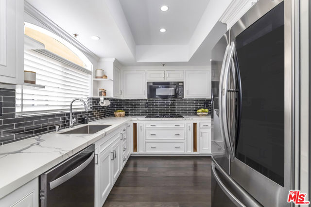 410 S Barrington Avenue, Los Angeles CA: https://media.crmls.org/mediaz/966f30a4-1e05-449a-9281-d4bc4cd91645.jpg