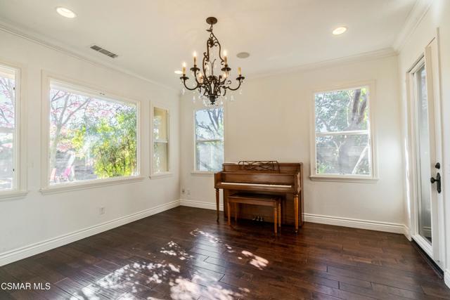 483 Via Merla, Newbury Park CA: https://media.crmls.org/mediaz/967027be-7806-4dfa-b9f8-3daa52313299.jpg