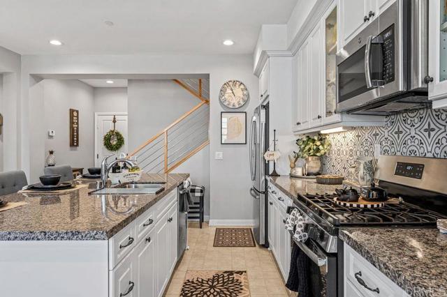 Detail Gallery Image 4 of 21 For 1115 Calle Oroblanco #3,  Chula Vista,  CA 91913 - 3 Beds | 3 Baths