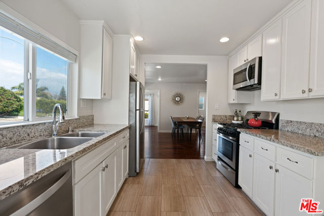 1301 S Hudson Avenue, Los Angeles CA: https://media.crmls.org/mediaz/967124eb-9fd2-41fb-be22-55e672912d61.jpg