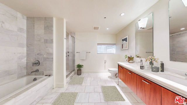 1155 S Grand Avenue, Los Angeles CA: https://media.crmls.org/mediaz/96716aac-d8cf-47f4-a970-68496d43212e.jpg